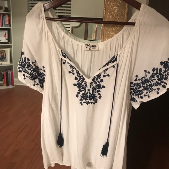 white blouse - Picture 1 of 2